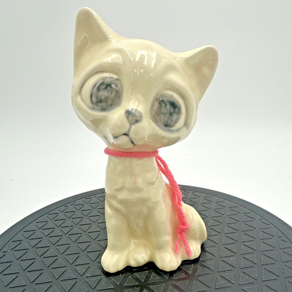 Vintage Kitschy Big Eyes Cat Ceramic Figurine White Gray Eyes